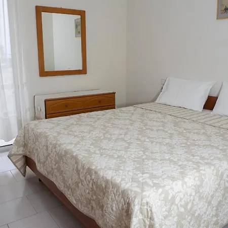 Ronzi * Kamena Vourla